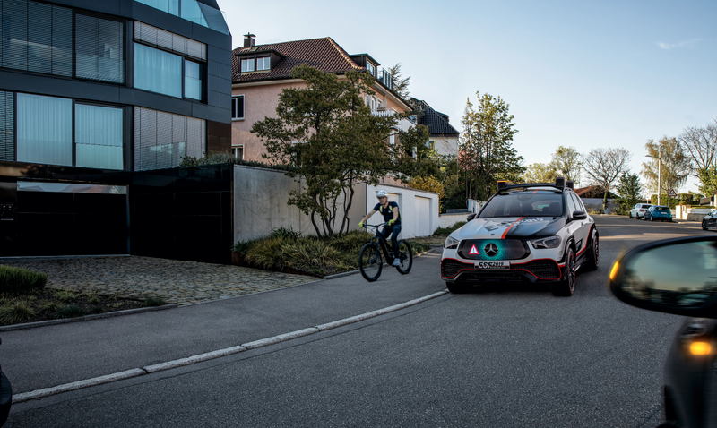 Illustration for article titled Mercedes' Latest Experimental Safety Car Has a Little Robot Triangle, Among Other Things